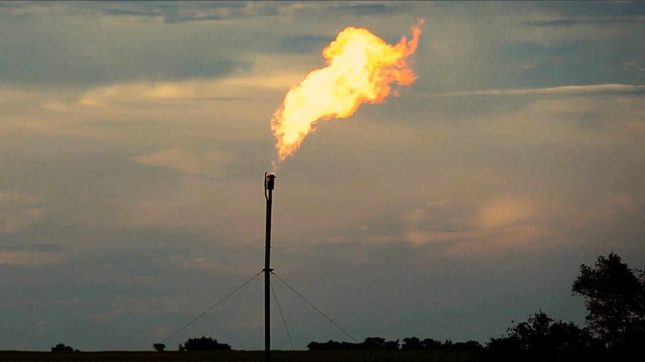 Сжигание попутного газа рациональное. Попутный нефтяной ГАЗ. Газовый факел. Факел попутного нефтяного газа. Факел сжигания попутного газа.